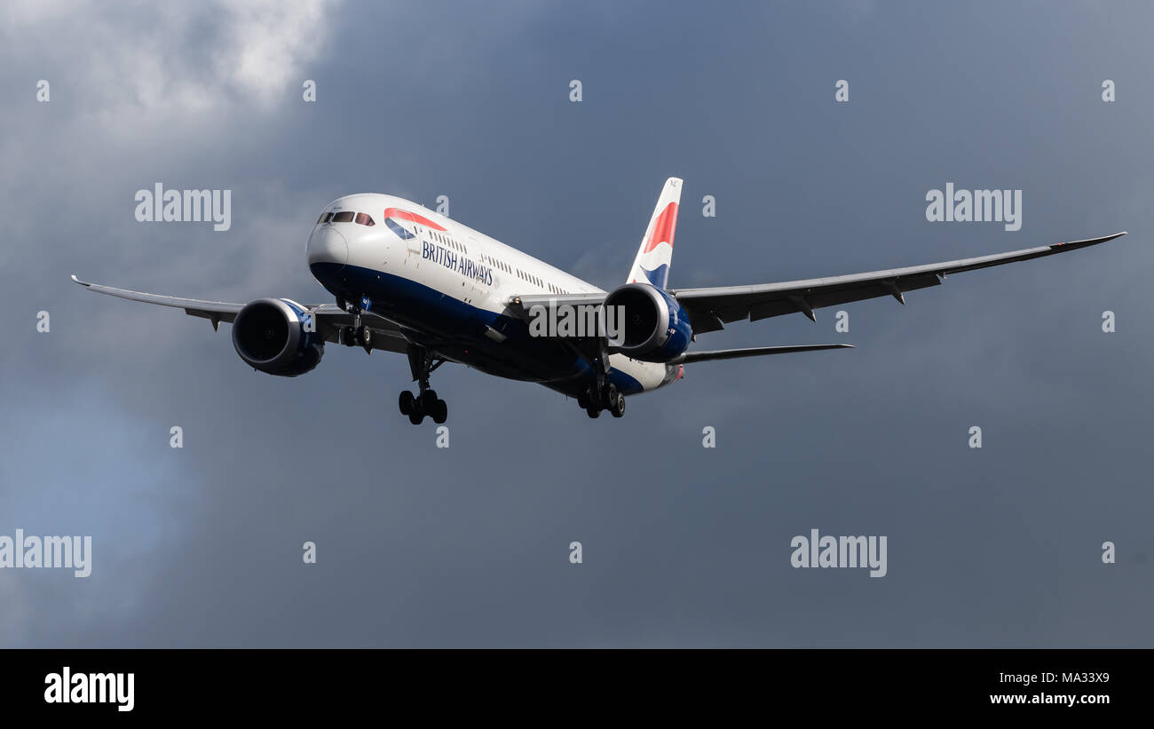 British Airways Boeing 787 Dreamliner l'atterraggio all'Aeroporto di Londra Heathrow Foto Stock