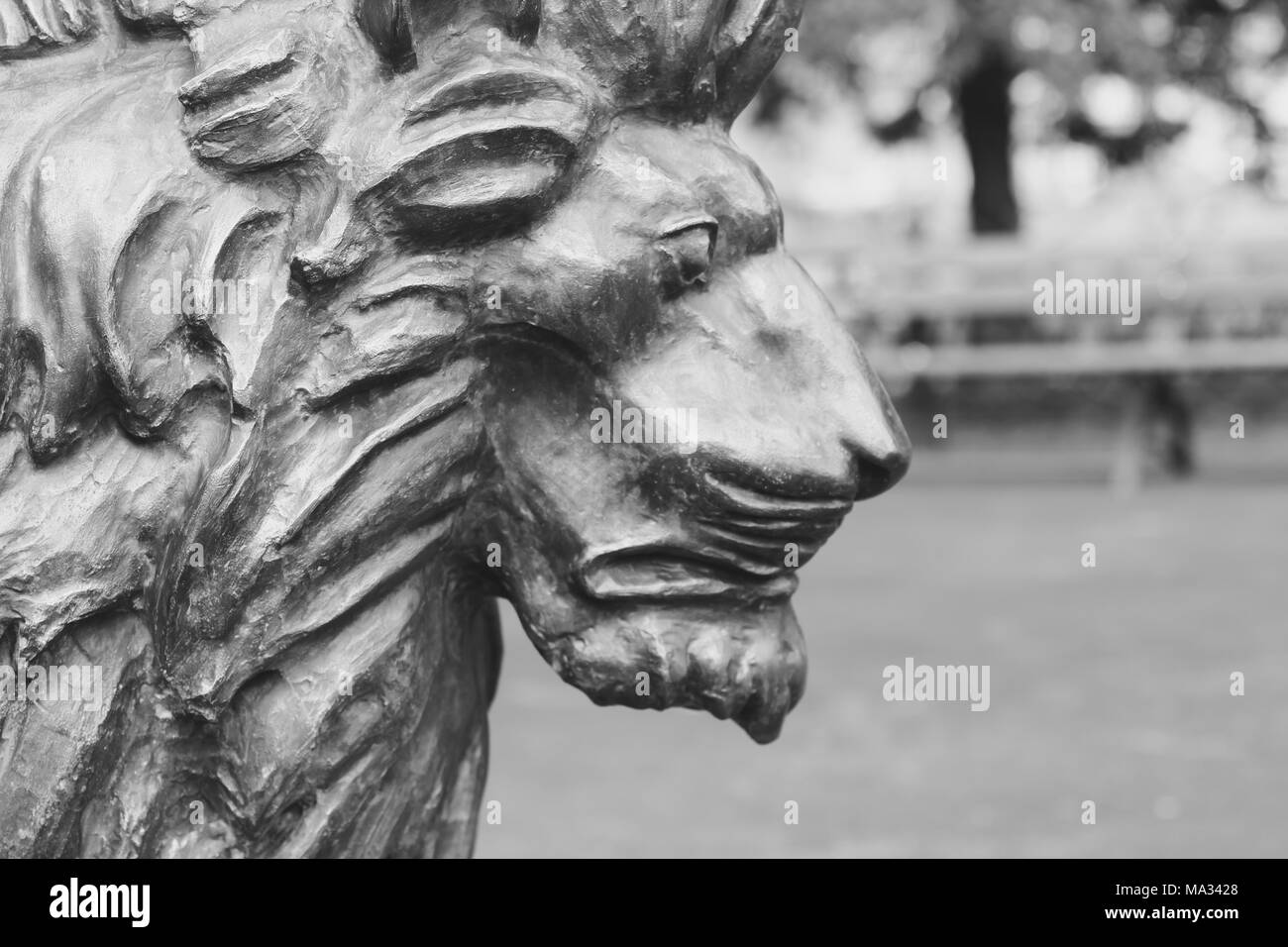Statua di un leone in piedi in un parco della città Foto Stock