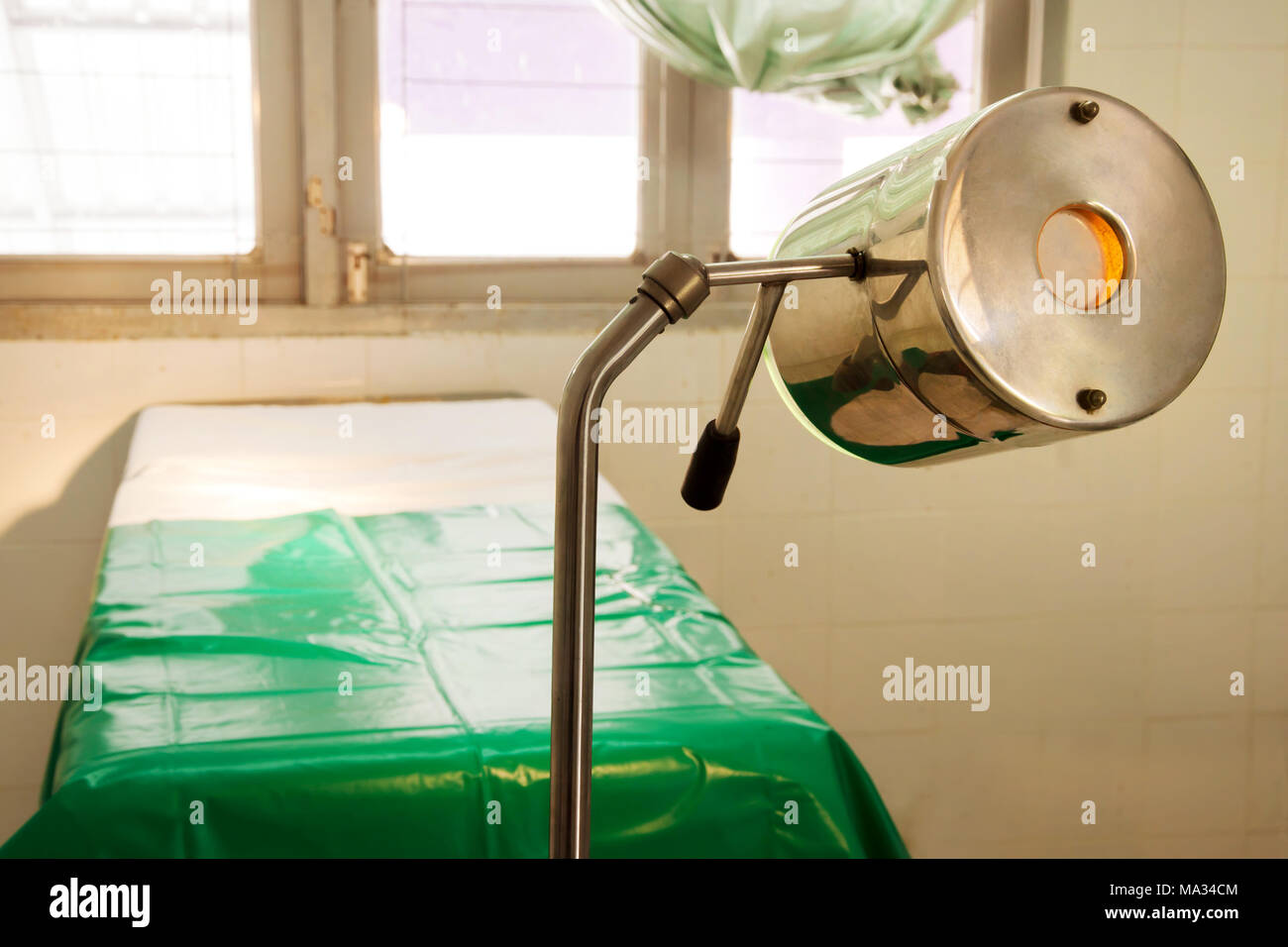 Letto vuoto in ospedale con il trattamento del paziente accendere l'illuminazione medicale per migliorare la luce in tono vintage. Foto Stock