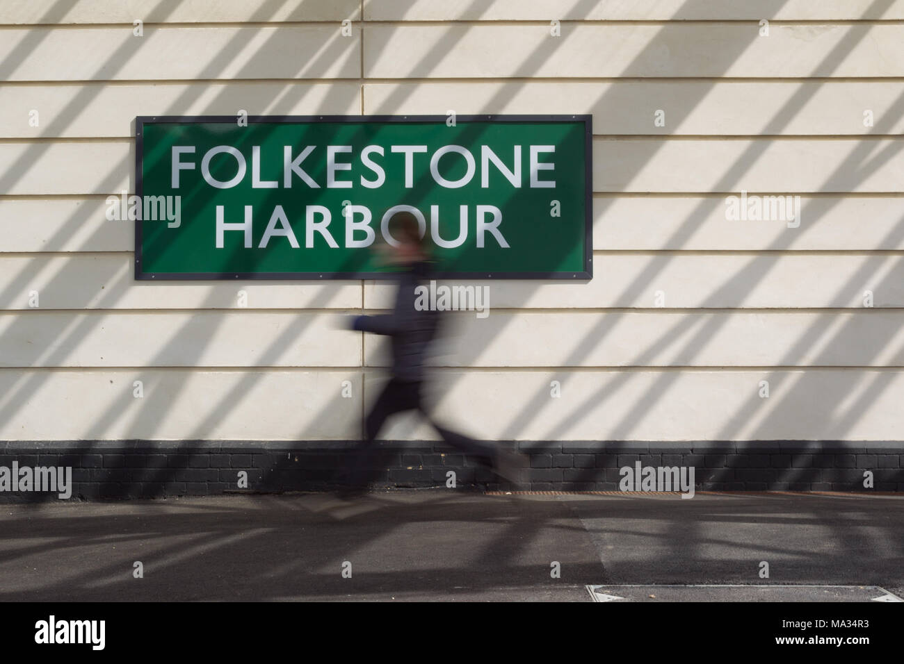 Ragazzo correre per prendere un treno - Folkestone Harbour stazione ferroviaria Foto Stock