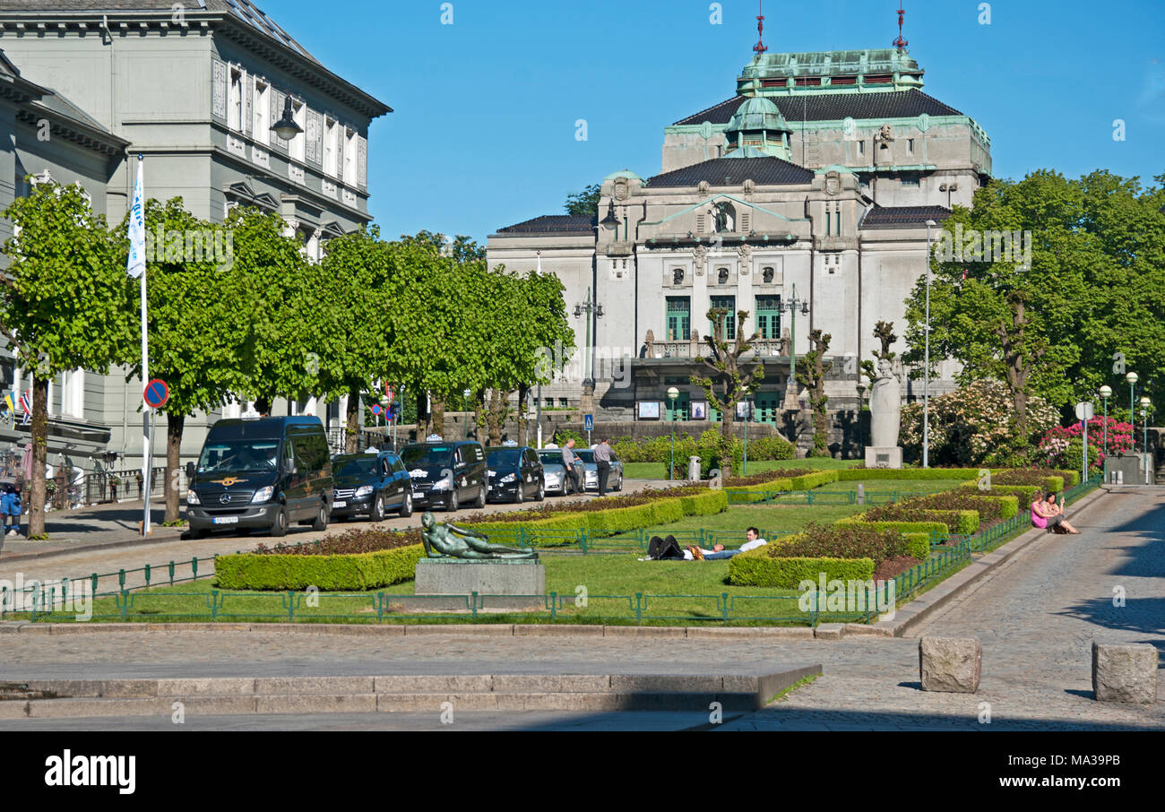 Il Teatro Nazionale e il giardino, Bergen Hordaland, Norvegia, Foto Stock