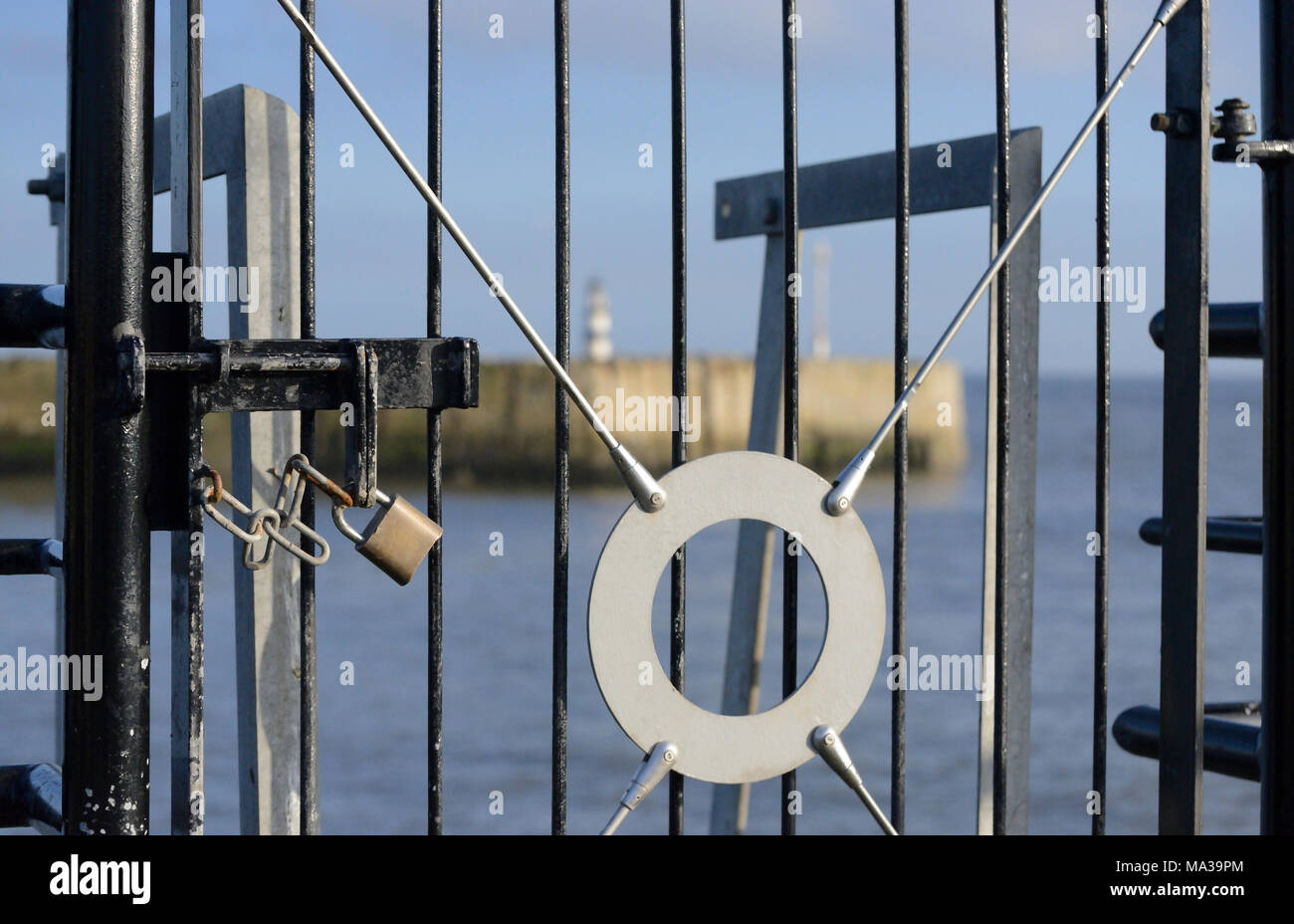 Accesso al molo al porto di Seaham, nella contea di Durham, con lucchetto, imbullonato e recintato Foto Stock