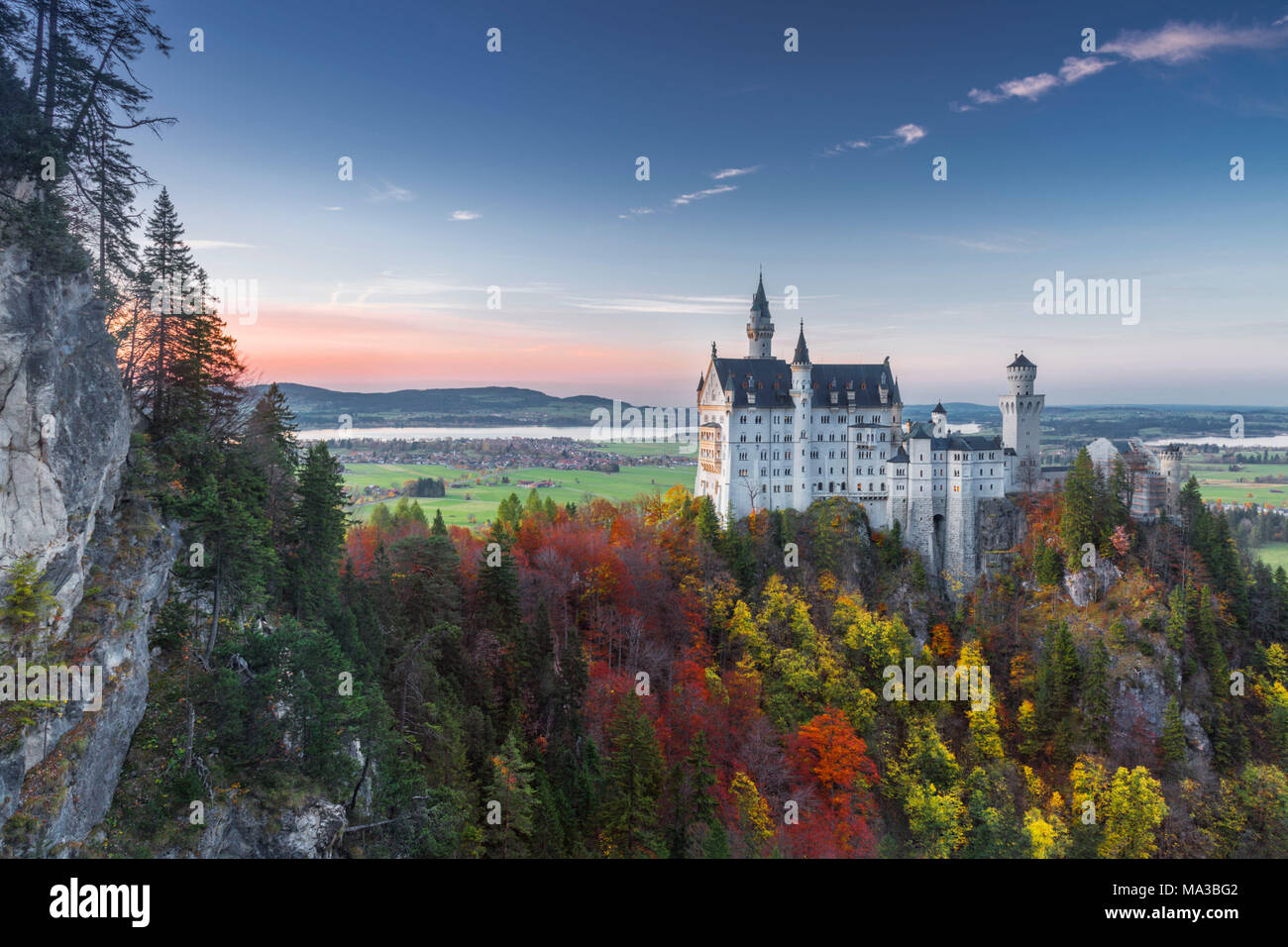 Il Castello di Neuschwanstein in autunno all'alba. Schwangau, Fussen, Southwest Baviera, Baviera, Germania, Europa Foto Stock