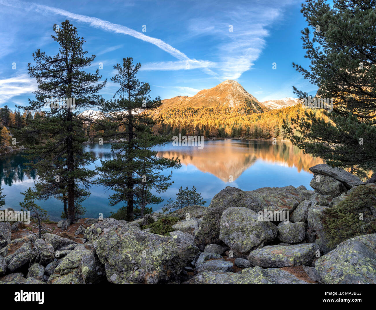 Autunno riflessi al Lago Saoseo, Valle di Poschiavo Cantone dei Grigioni, Svizzera, Europa Foto Stock