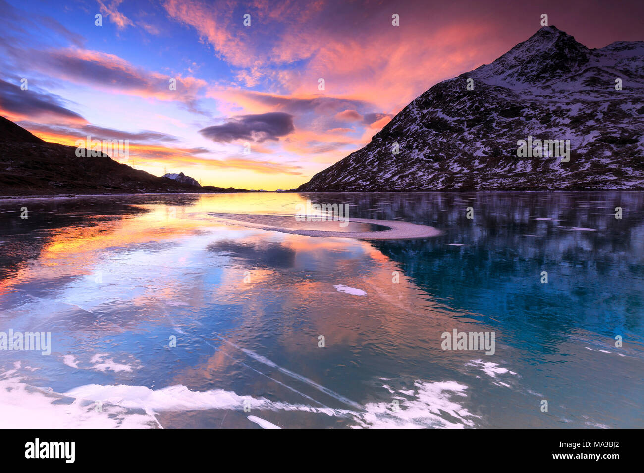 Sunrise sulla congelati Lago Bianco(lago bianco), del Bernina, Engadina, Grigioni, Svizzera. Foto Stock