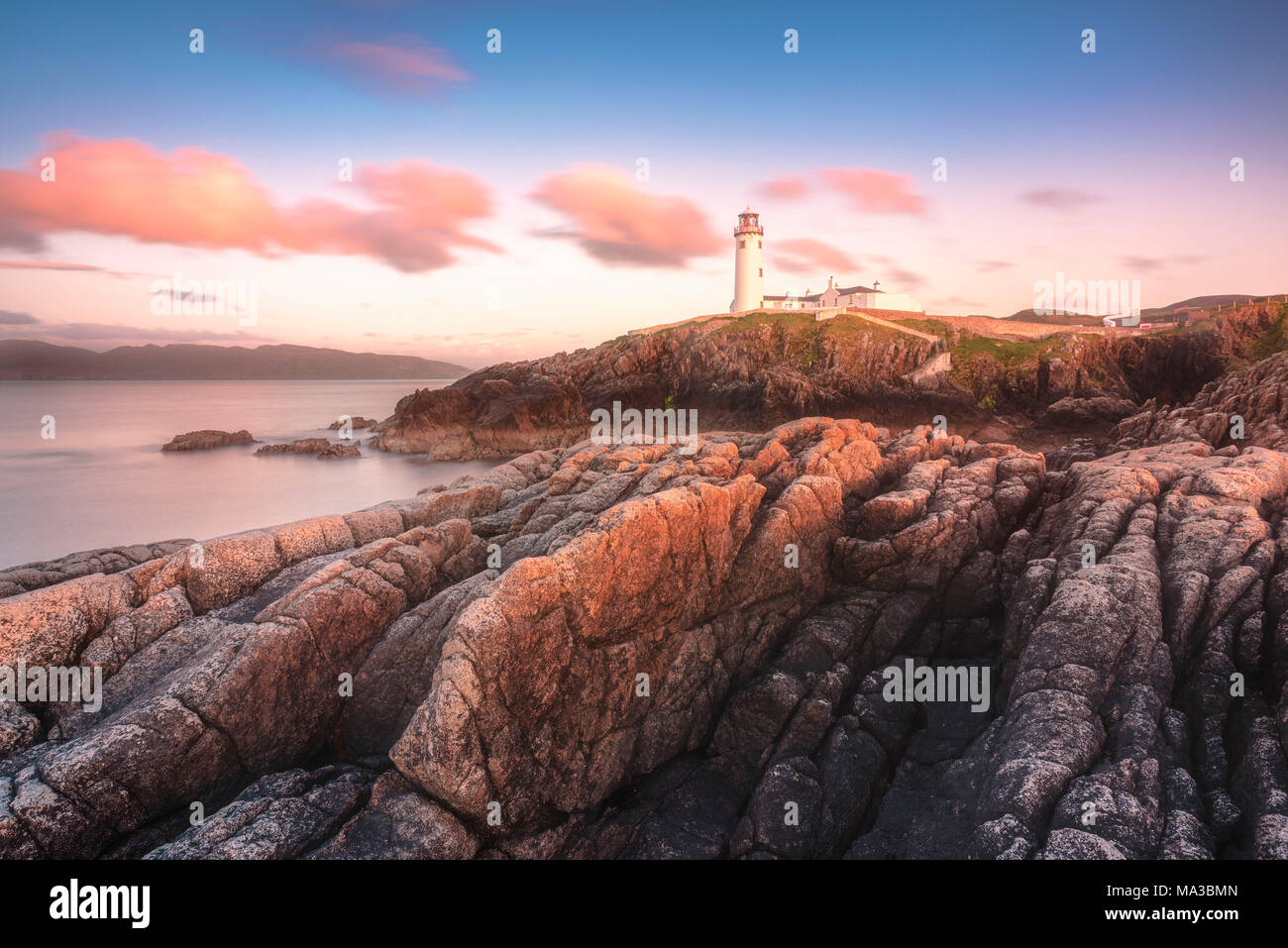 Fanad testa (Fánaid) faro, County Donegal, Ulster regione, l'Irlanda, l'Europa. Rosa tramonto a Fanad Head Foto Stock