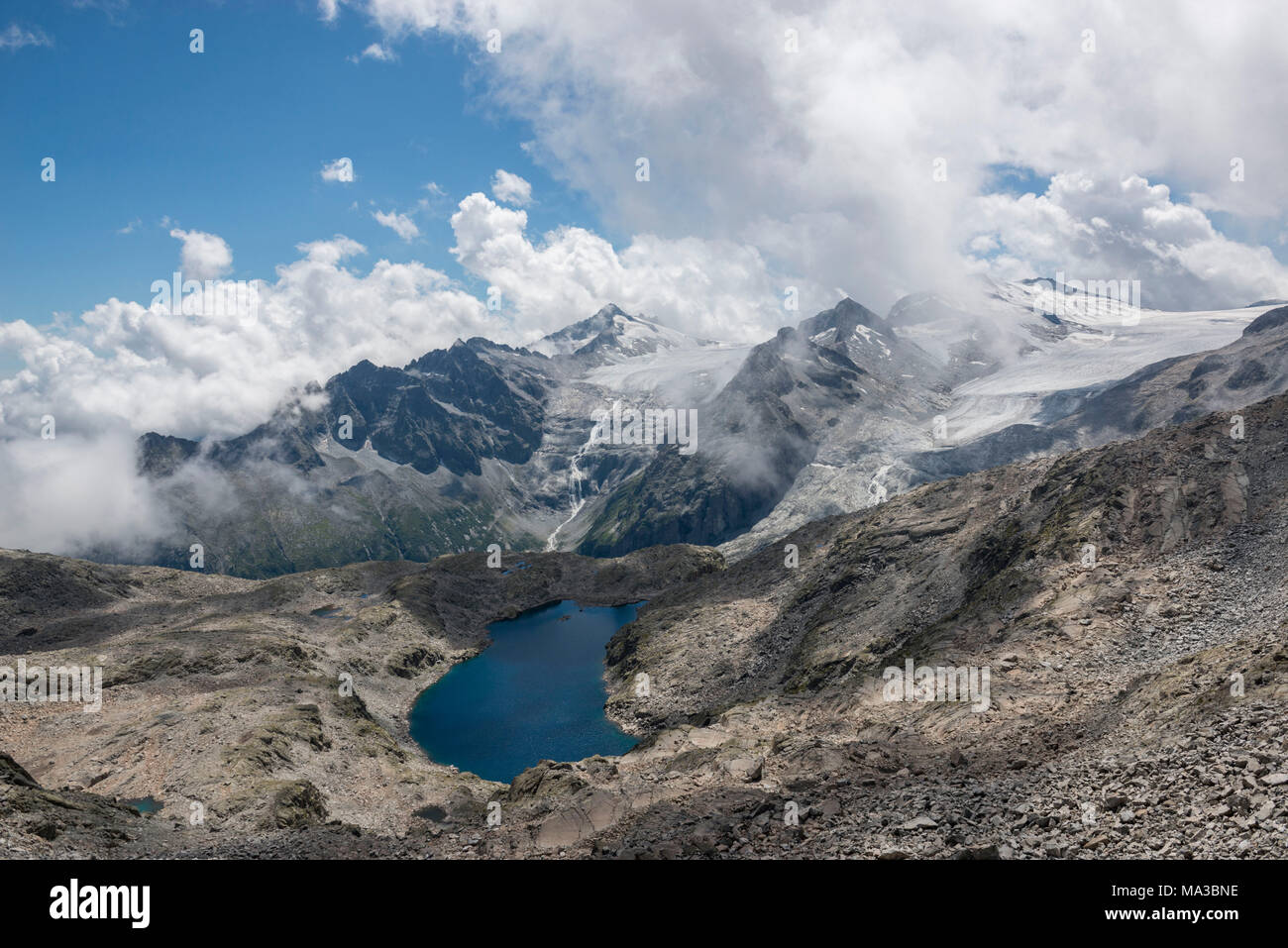 Vista panoramica dal ghiacciaio lobbia, ghiacciaio mandrone e scuro lago, Sentiero dei fiori nel parco dell'Adamello, in provincia di Brescia, Europa, Lombardia distretto. Foto Stock