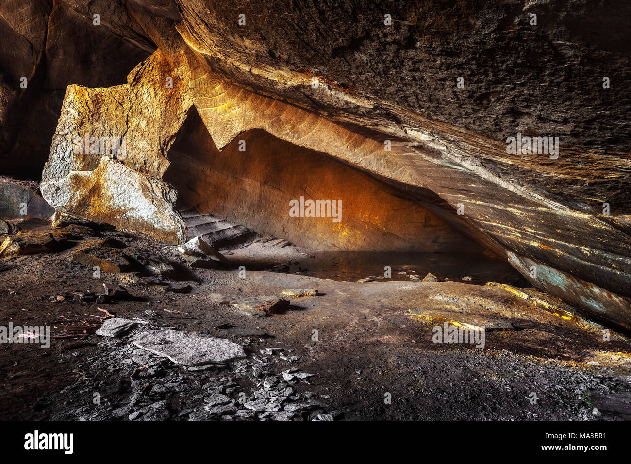 All'interno di una grotta di pietra molera, valle del Lanza, Malnate, provincia di Varese, Lombardia, Italia, Europa Foto Stock