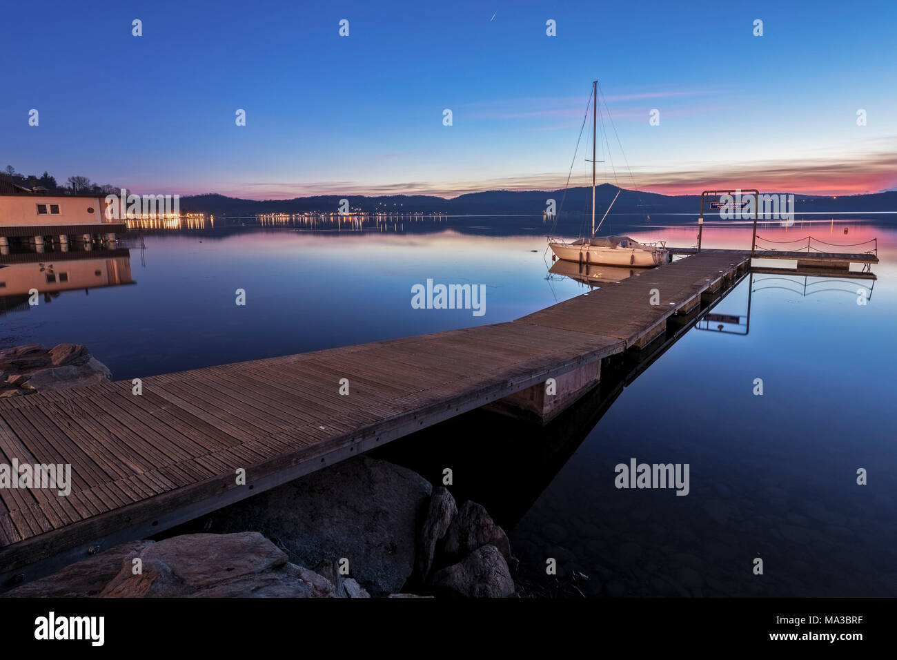 Piccolo molo sul lago di Viverone al tramonto, Viverone, Biella, Piemonte, Italia, Europa Foto Stock