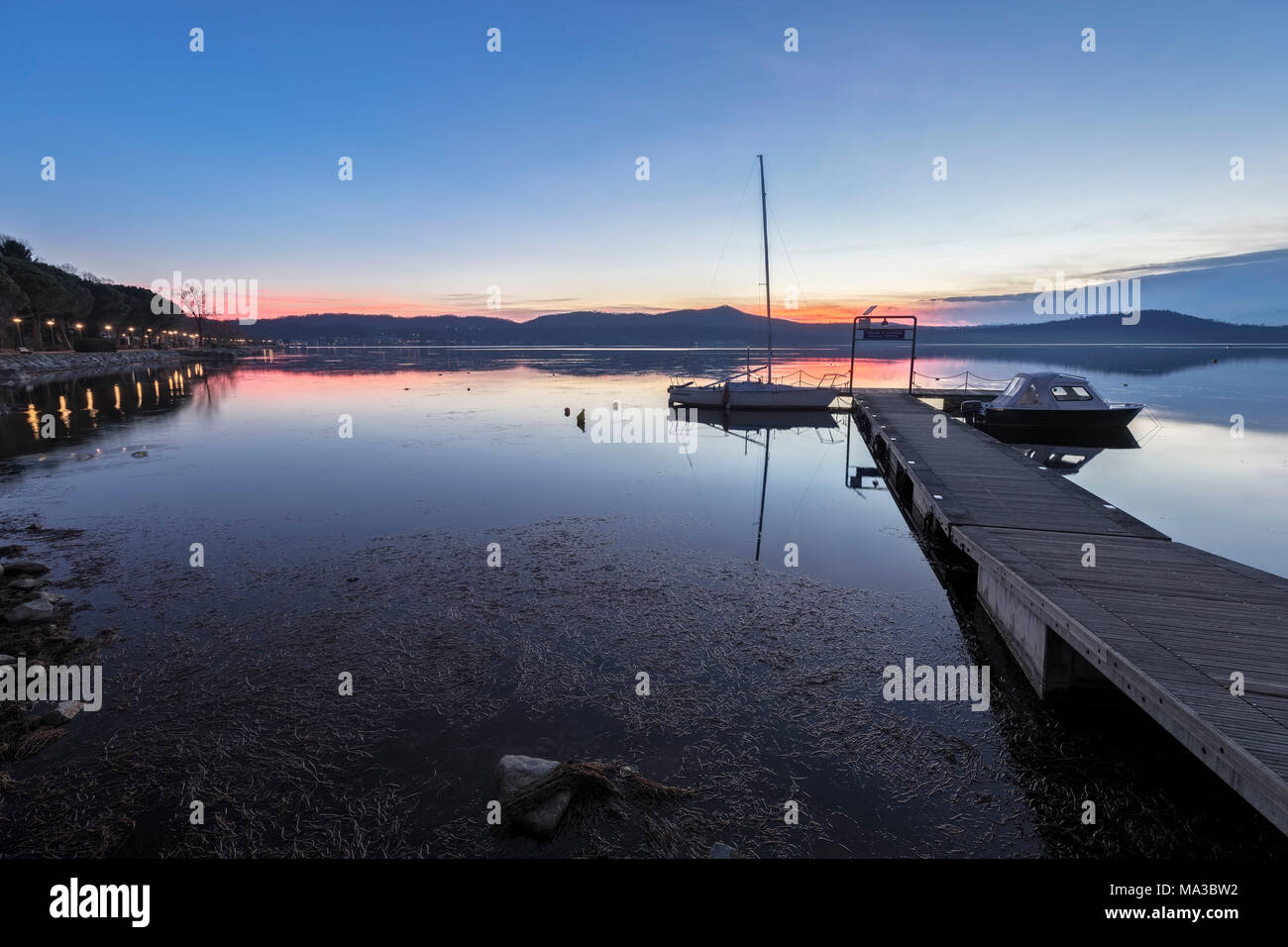 Piccolo molo sul lago di Viverone al tramonto, Viverone, Biella, Piemonte, Italia, Europa Foto Stock