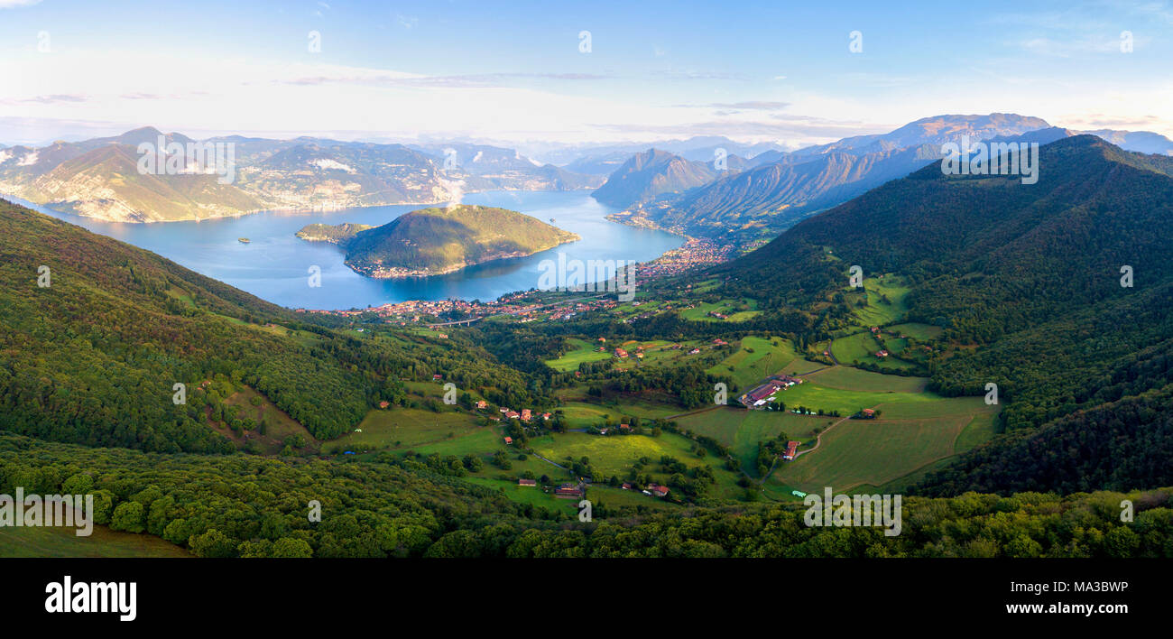 Vista aerea dal lago d'Iseo Lago d'Iseo, la provincia di Brescia, Lombardia distretto, Italia. Foto Stock