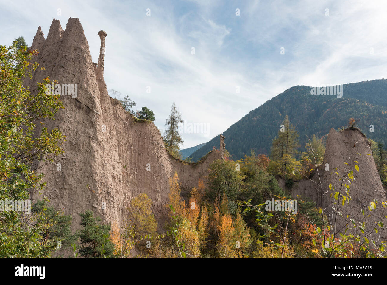 Vista della Valle di Cembra in autunno e le Piramidi di Segonzano, Trentino distretto, Italia Foto Stock