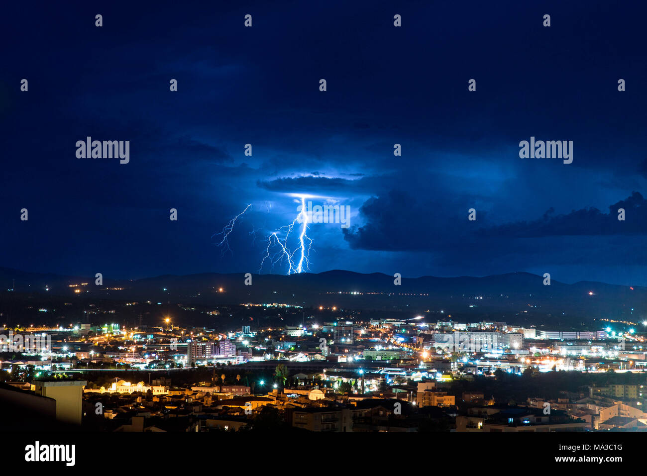 Un fulmine sopra la città di Sassari, Sardegna, Italia, Europa Foto Stock