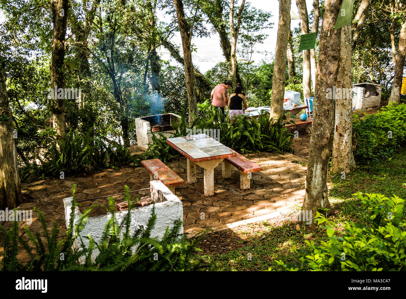 Area barbecue accanto al fiume Uruguai, a Balneario Pratas. Sao Carlos, Santa Catarina, Brasile. Foto Stock