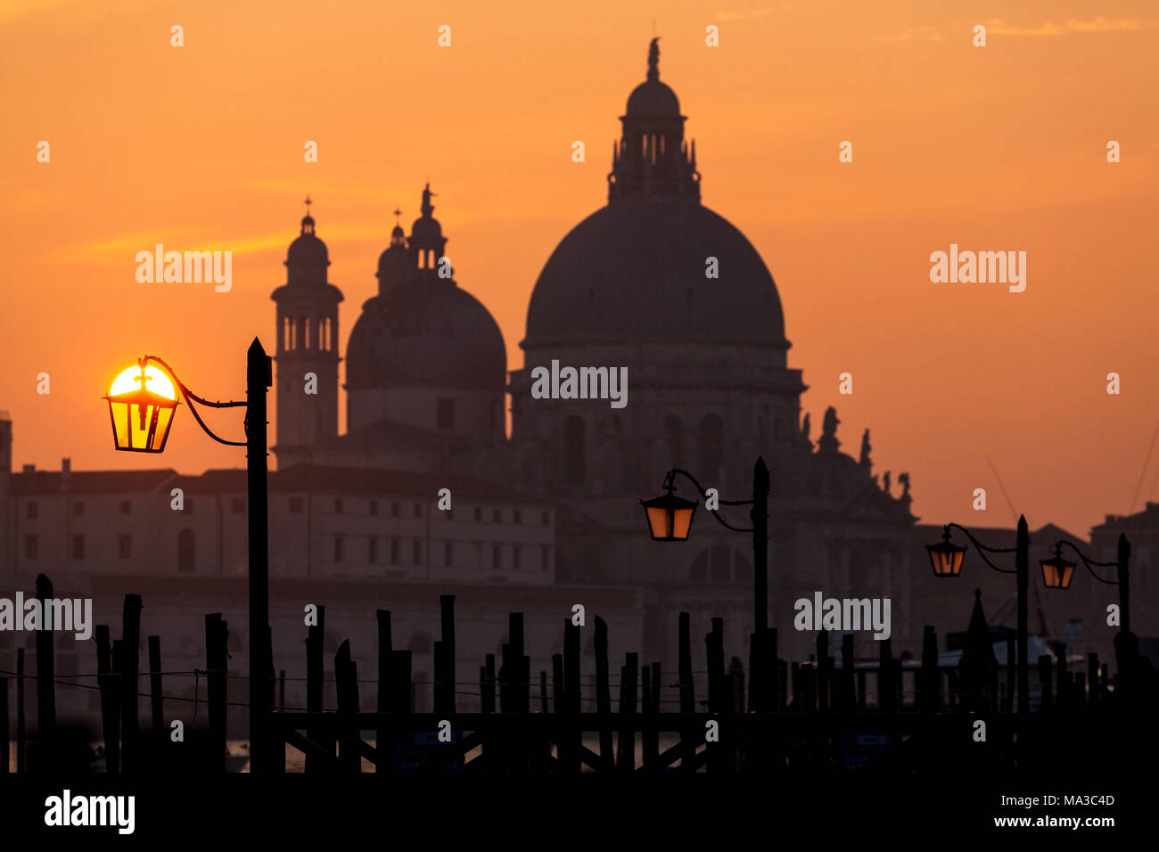 Chiesa di Santa Maria della Salute, al tramonto. Venezia, Veneto, Italia. Foto Stock