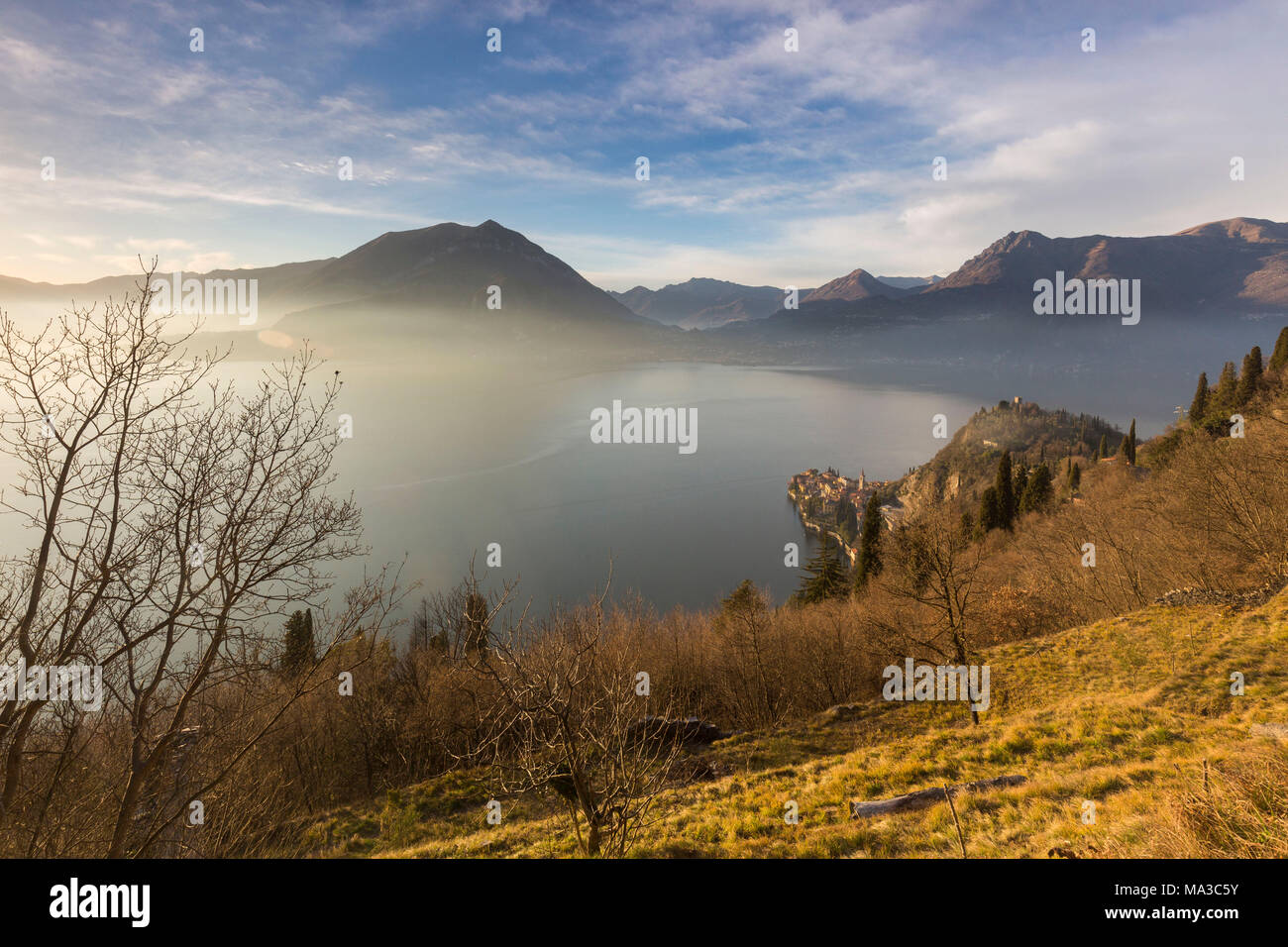 L'Italia, Lombardia, il tramonto del lago di Como, in basso a destra Varenna village Foto Stock