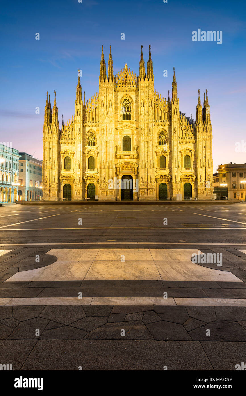 Vista della piazza e il Duomo gotico, l'icona di Milano, Lombardia, Italia, Europa. Foto Stock