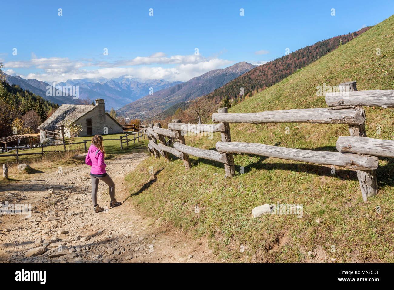 Donna che cammina su un percorso di Alpe Blitz, Val Vigezzo, Verbano Cusio Ossola provincia, Piemonte, Italia del Nord, Italia Foto Stock