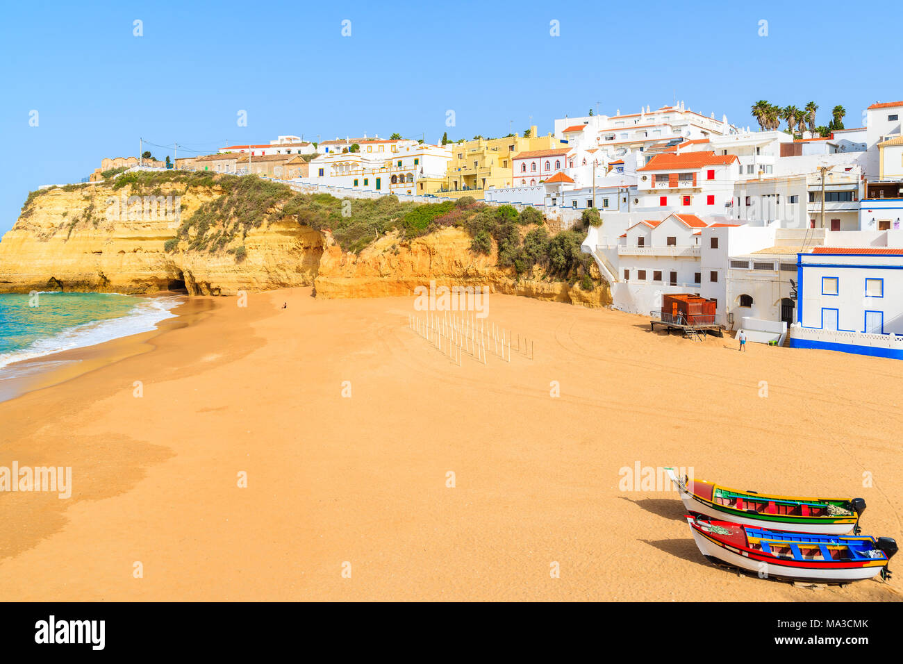 Vista della spiaggia di Carvoeiro villaggio con case colorate sulla scogliera, regione di Algarve, PORTOGALLO Foto Stock