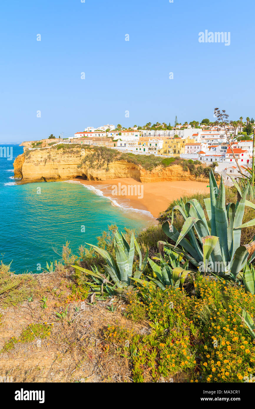 Una vista di Carvoeiro villaggio di pescatori con una bella spiaggia, Portogallo Foto Stock