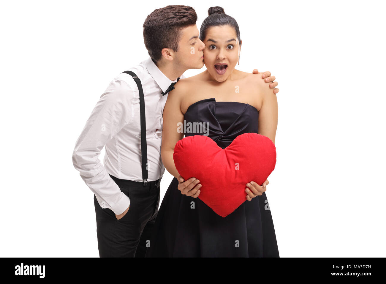 Elegantemente vestito ragazzo adolescente baciando la sua ragazza isolato su sfondo bianco Foto Stock