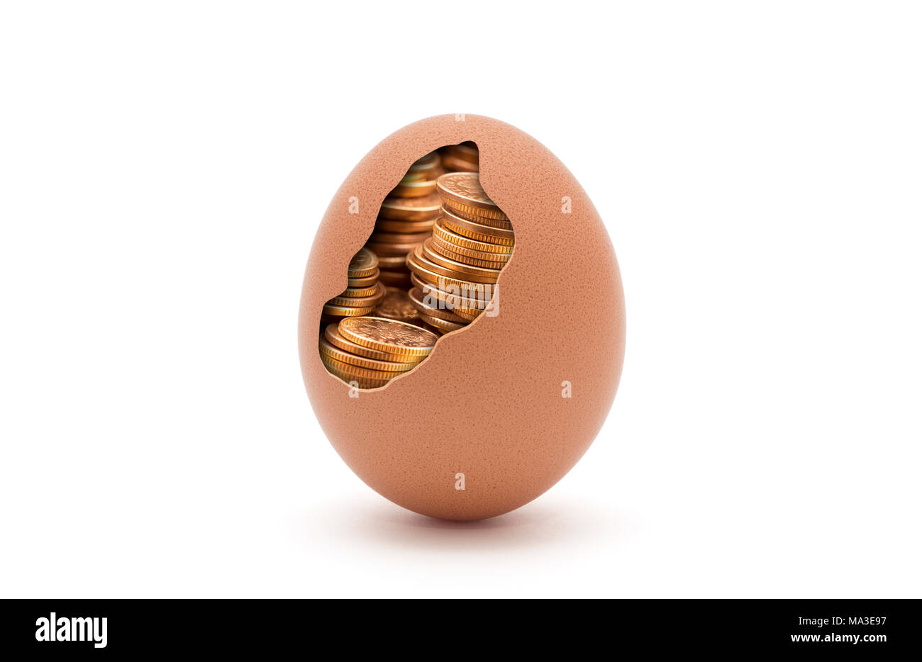 Uovo con monete doro isolato su bianco con tracciato di ritaglio Foto Stock