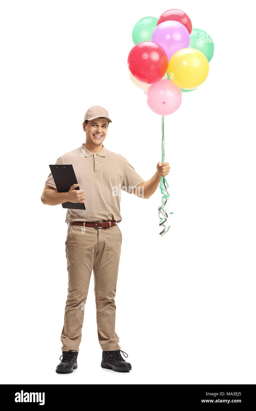 A piena lunghezza Ritratto di un uomo di consegna con un blocco appunti e palloncini isolati su sfondo bianco Foto Stock