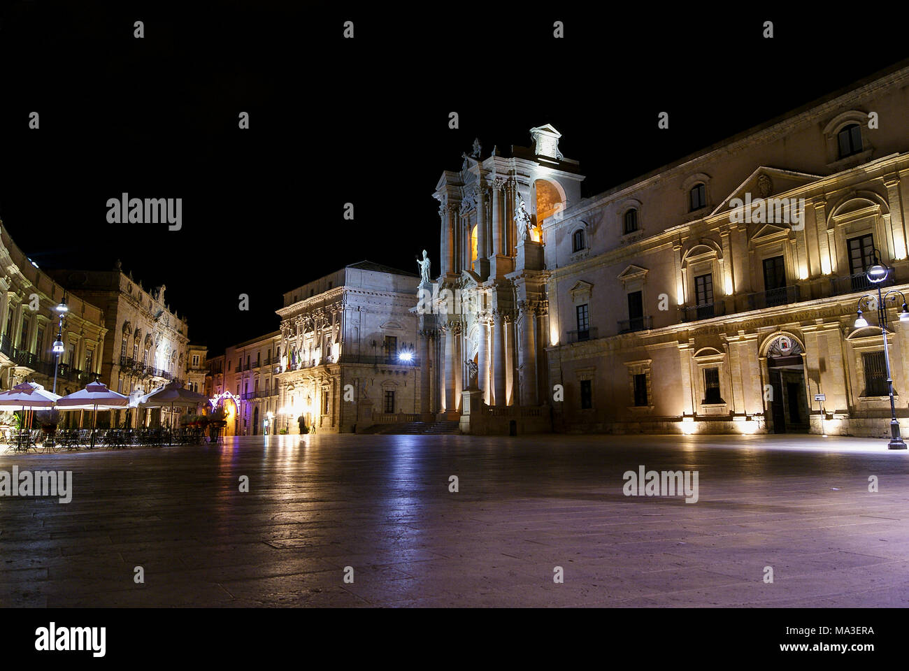 La piazza del Duomo di notte a Ortigia - Siracusa Foto Stock