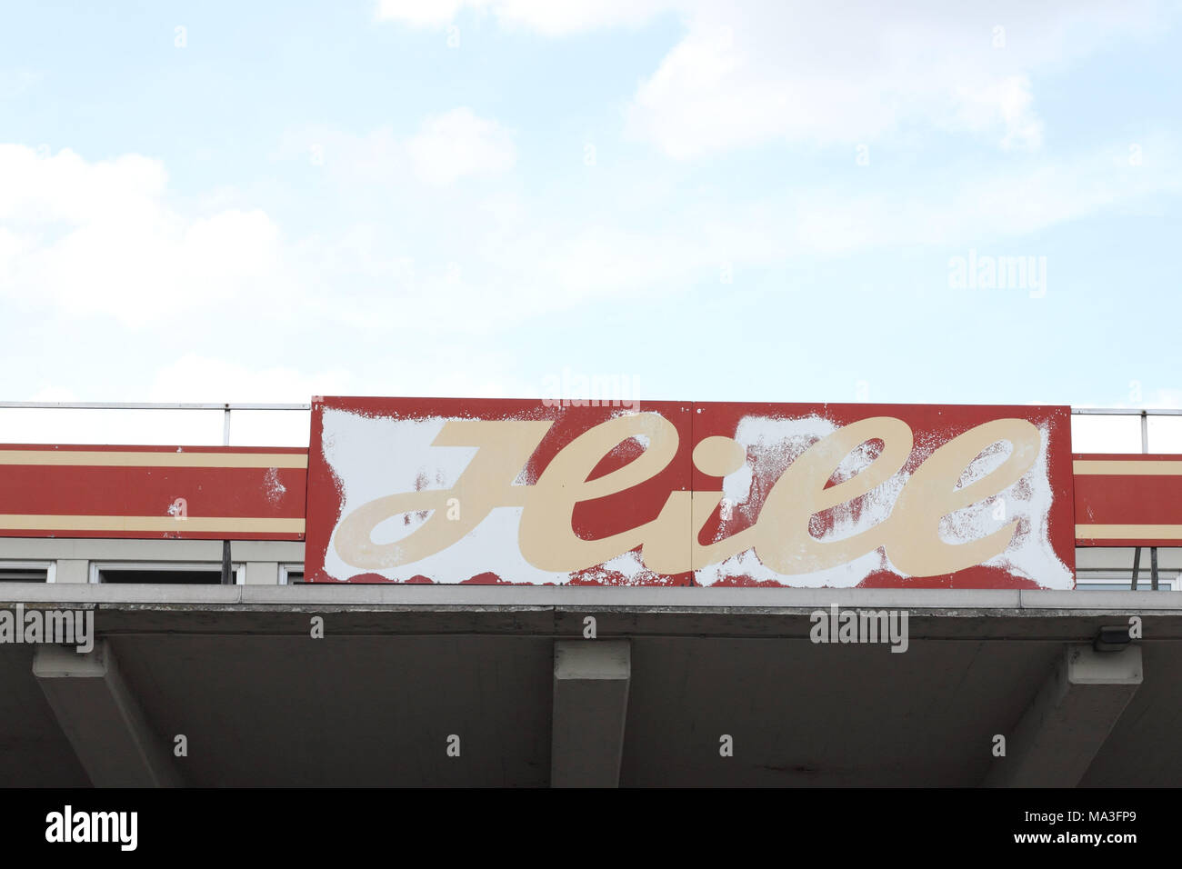 Hill' iscritto sul tetto di un vecchio magazzino Foto Stock
