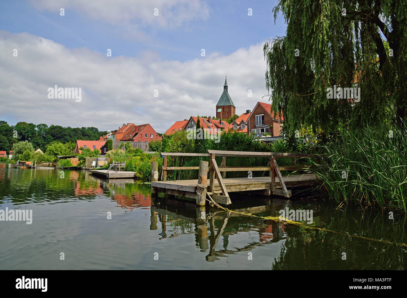 L'Europa, Germania, Schleswig-Holstein, Lauenburg Lakes, Mölln (città), Stadtsee (lago), torre della chiesa di San Nikolai, Foto Stock