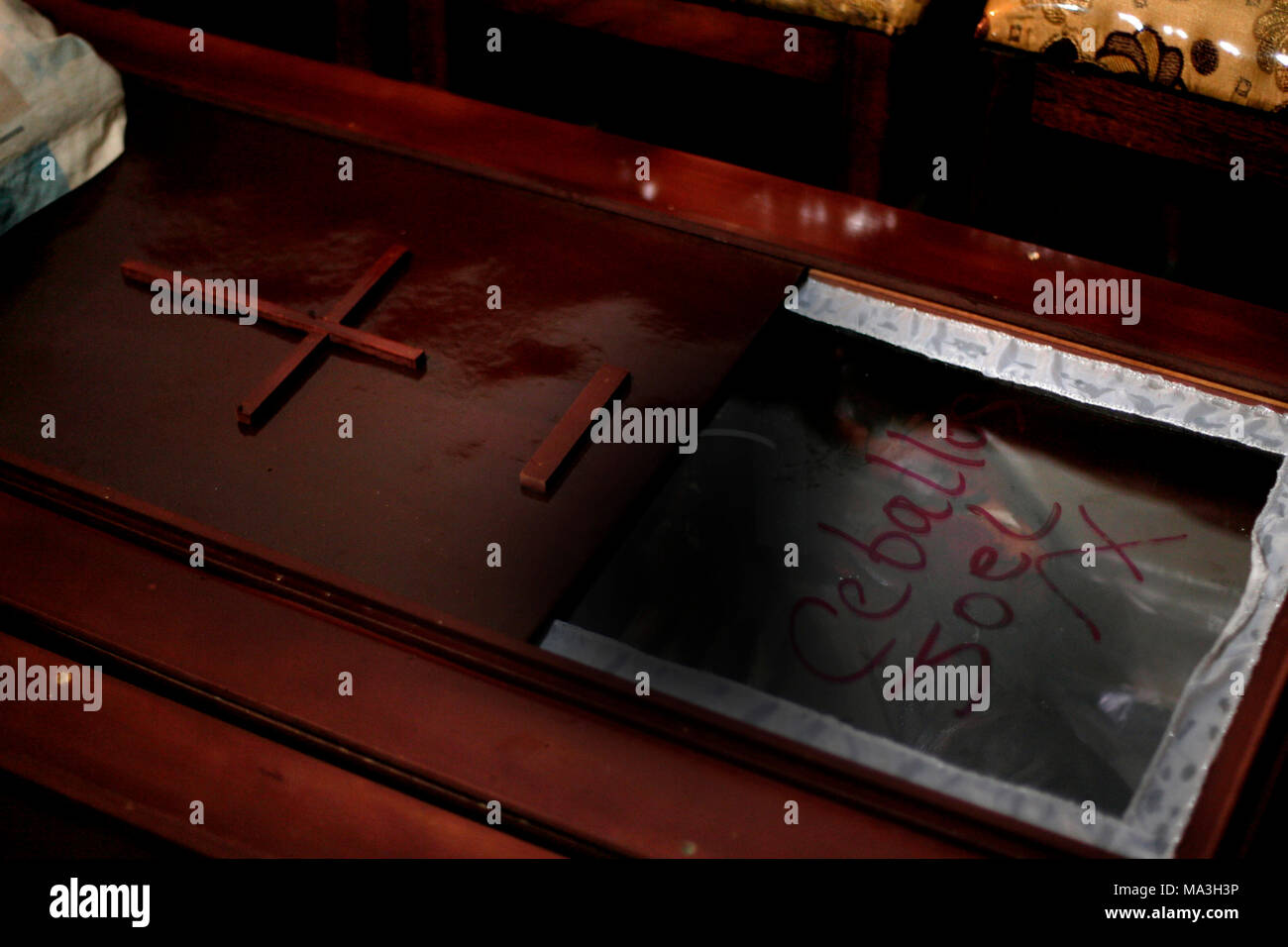 29 marzo 2018, Venezuela, Valencia: una bara di un uomo che è morto in un ammutinamento in una stazione di polizia. Almeno 68 persone sono morte. Secondo fonti locali il mutiny iniziò quando i prigionieri hanno cercato di prendere la loro protezione come un ostaggio. I prigionieri bruciati materassi che ha ottenuto al di fuori del controllo e ha portato a numerosi decessi. Foto: Juan Carlos Hernandez/dpa Foto Stock