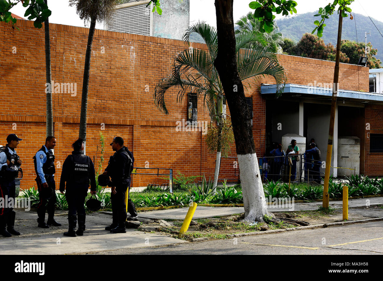 29 marzo 2018, Venezuela, Valencia: una vista della stazione di polizia dove un ammutinamento si è verificato, uccidendo almeno 68 persone. Secondo fonti locali il mutiny iniziò quando i prigionieri hanno cercato di prendere la loro protezione come un ostaggio. I prigionieri bruciati materassi che ha ottenuto al di fuori del controllo e ha portato a numerosi decessi. Foto: Juan Carlos Hernandez/dpa Foto Stock