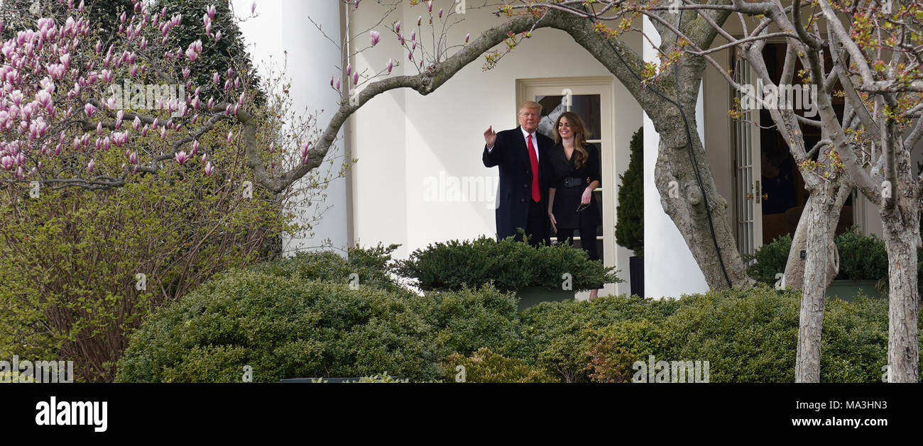 Washington, Stati Uniti d'America. 29 marzo, 2018. Presidente Donald Trump e membro del personale che è speranza Hicks fuori dall'Ufficio ovale come Presidente Trump passeggiate dalla Casa Bianca a Marina Uno su marzo 29,2018 foto di Dennis Brack Credito: Dennis Brack/Alamy Live News Foto Stock