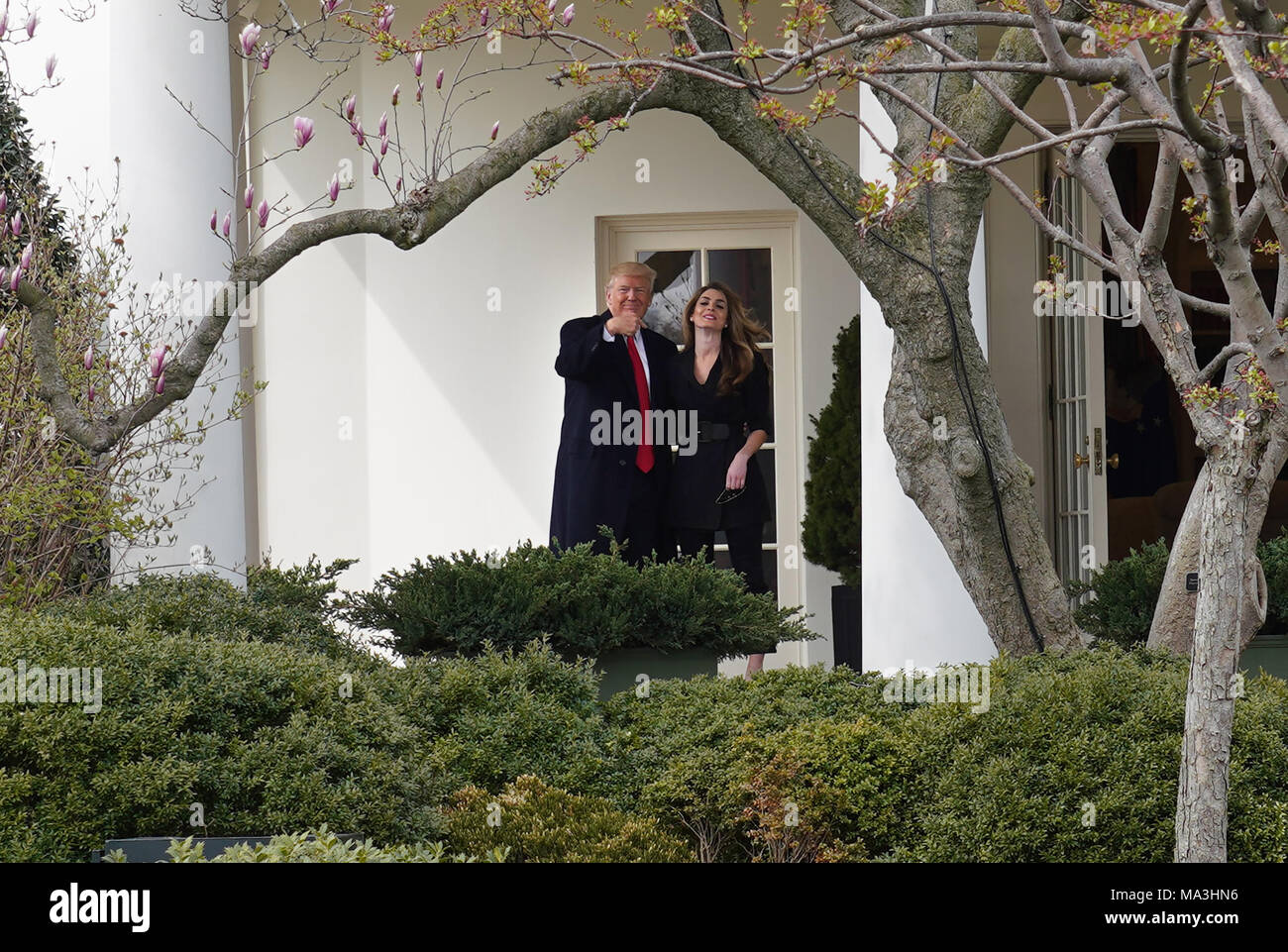 Washington, Stati Uniti d'America. 29 marzo, 2018. Presidente Donald Trump e membro del personale che è speranza Hicks fuori dall'Ufficio ovale come Presidente Trump passeggiate dalla Casa Bianca a Marina Uno su marzo 29,2018 foto di Dennis Brack Credito: Dennis Brack/Alamy Live News Foto Stock