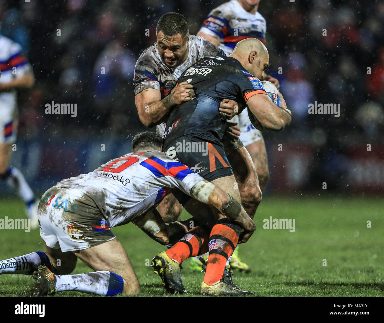 Wakefield, Regno Unito. Il 29 marzo 2018 , Beaumont Legal Stadium, Wakefield, Inghilterra; Betfred Super League Rugby, Wakefield Trinity v Castleford Tigers; Jake Webster del Castleford Tigers è affrontato da Tinirau Arona di Wakefield Trinità e Anthony Inghilterra di Wakefield Trinity Credit: News Immagini/Alamy Live News Foto Stock