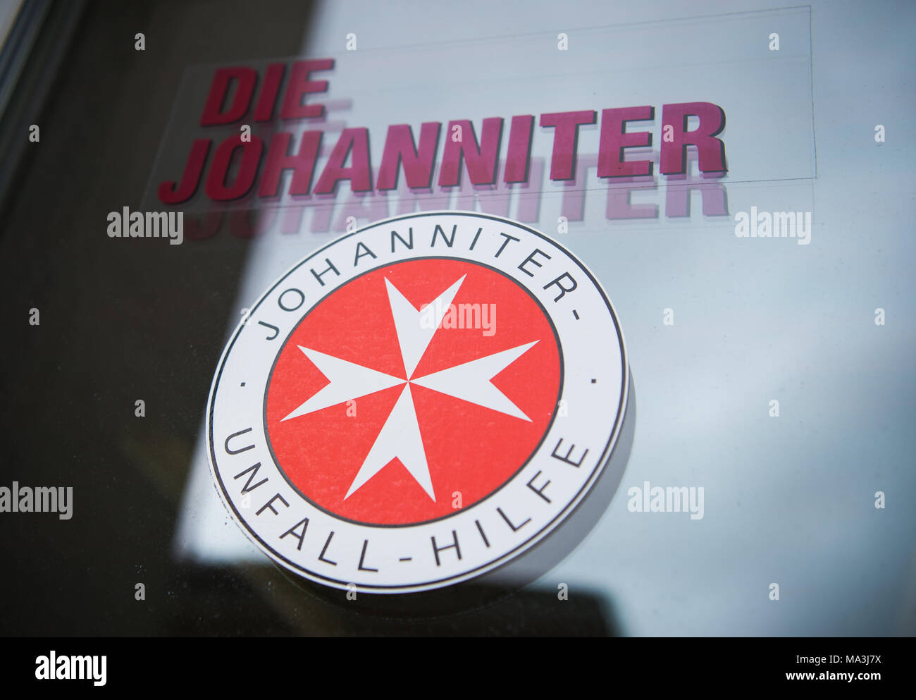 29 marzo 2018, Germania, Velten: il logo di 'Die Johanniter' su una finestra nella Senior Center Santa Elisabetta. Foto: Christophe Gateau/dpa Foto Stock