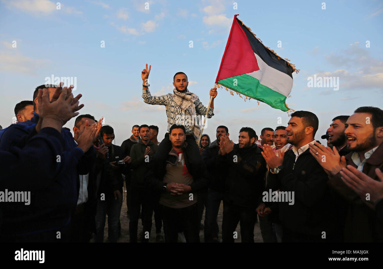 Rafah nella striscia di Gaza, Territori palestinesi. 29 Mar, 2018. Paleatinians raccogliere sulla frontiera Gaza con Israele, nel sud della striscia di Gaza, il 29 marzo 2018, davanti a un periodo di sei settimane di protesta camp. La protesta eccezionali è soprannominata ""Il grande marzo del ritorno'' e ha il supporto della striscia di Gaza di righelli islamista Hamas Credito: Ashraf Amra/immagini APA/ZUMA filo/Alamy Live News Foto Stock