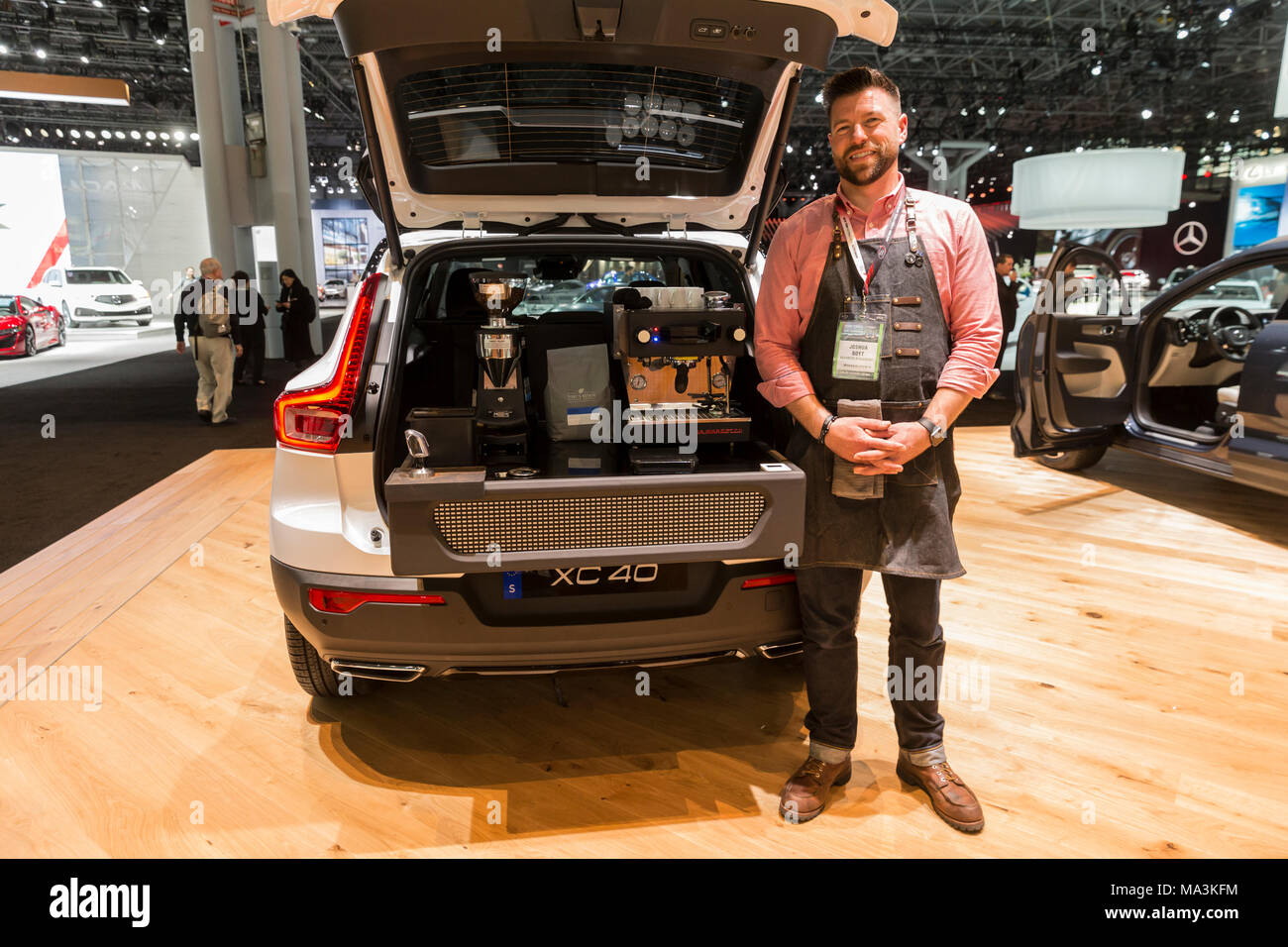 New York, NY - Marzo 29, 2018: Joshua Boyt di posizionamento avanzato dimostrare la macchina da caffè integrata in Volvo XC40 a 2018 New York International Auto Show a Jacob Javits Center Credito: lev radin/Alamy Live News Foto Stock