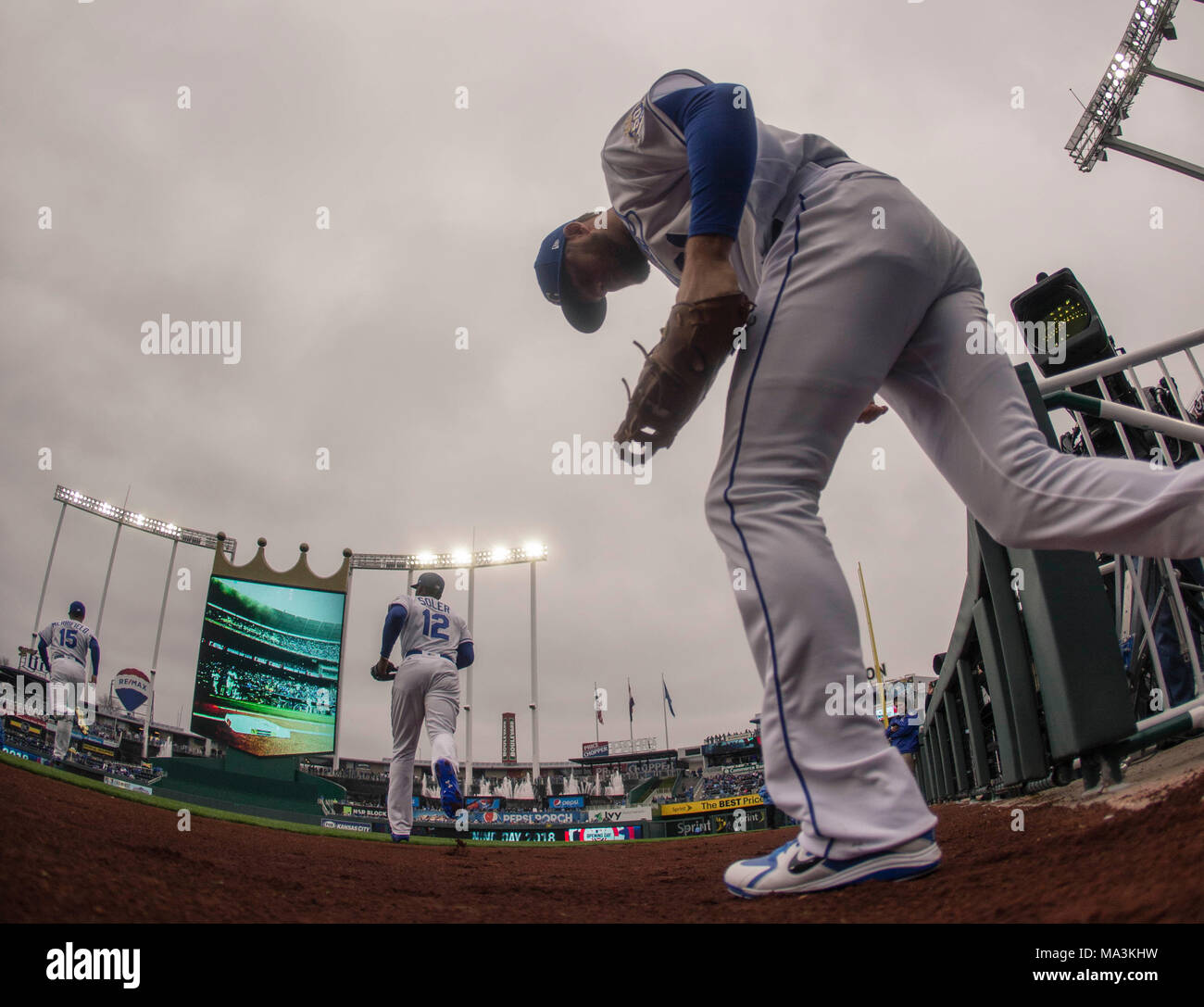 Kansas City, MO, Stati Uniti d'America. 29 Mar, 2018. Alex Gordon #4 dei Kansas City Royals prende il campo durante la giornata di apertura gioco presso Kauffman Stadium di Kansas City, MO. Kyle Rivas/Cal Sport Media/Alamy Live News Foto Stock