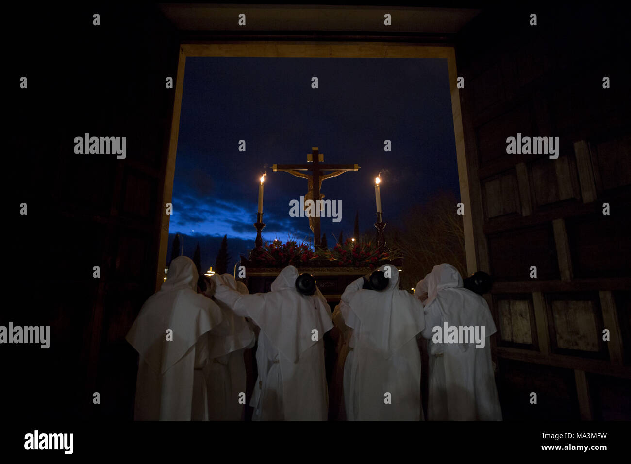 Salamanca, Spagna. 29 Mar, 2018. I penitenti da Cristo di amore e di pace di fraternità preparare per prendere parte a una processione a Salamanca, Spagna, giovedì, 29 marzo 2018. La processione è stata annullata a causa del maltempo. Centinaia di processioni avvengono in tutta la Spagna durante la pasqua settimana santa. Credito: Manuel Balles/ZUMA filo/Alamy Live News Foto Stock