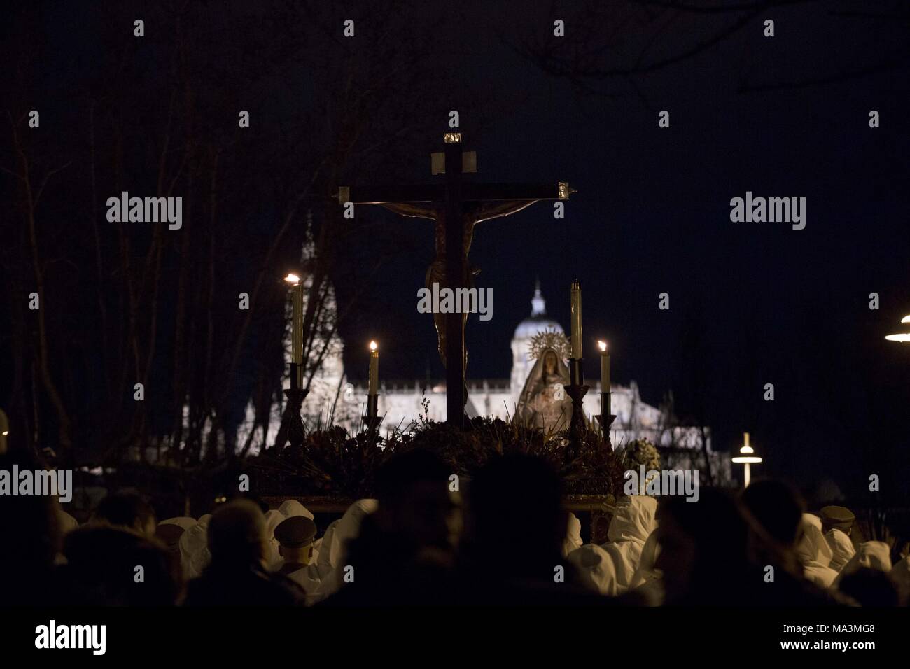 Salamanca, Spagna. 29 Mar, 2018. I penitenti da Cristo di amore e di pace di fraternità preparare per prendere parte a una processione a Salamanca, Spagna, giovedì, 29 marzo 2018. La processione è stata annullata a causa del maltempo. Centinaia di processioni avvengono in tutta la Spagna durante la pasqua settimana santa. Credito: Manuel Balles/ZUMA filo/Alamy Live News Foto Stock