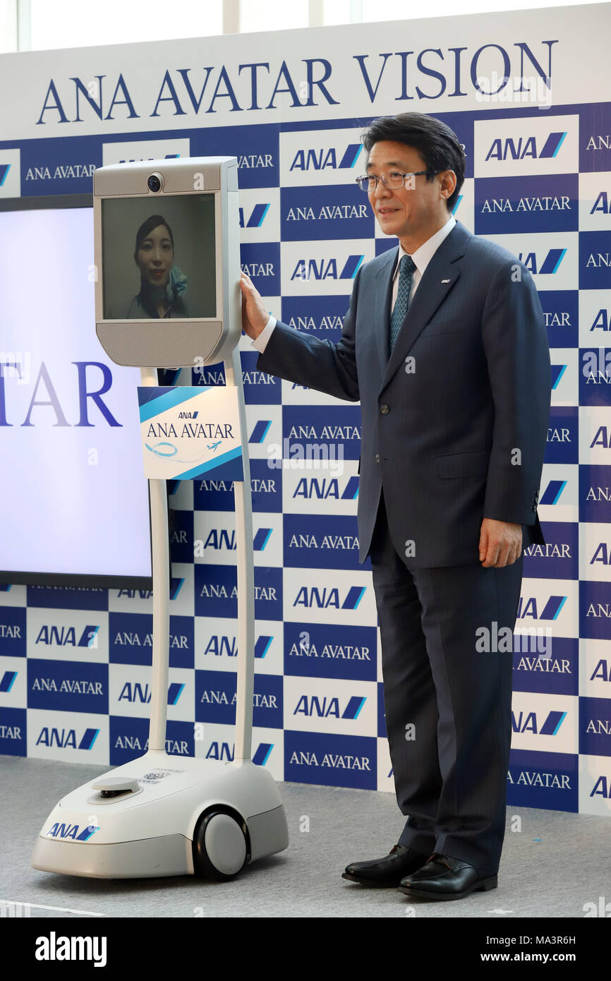 Tokyo, Giappone. 29 Mar, 2018. All Nippon Airways (ANA) aziende presidente Shinya Katanozaka visualizza una telepresenza mobile gadget fascio 'Pro' come egli annuncia che ANA sarà sponsor i dieci milioni di dollari USA 'ANA Avator visione' XPRIZE concorrenza presso l'aeroporto di Haneda di Tokyo il giovedì, 29 marzo 2018. ANA Avator XPRIZE è un concorso con quattro per realizzare il mondo reale tecnologia avator utilizzando robotics, supporti aptici, AR/VR e intelligenza artificiale per abilitare l'umanità di teletrasportarsi in un luogo remoto. Credito: Yoshio Tsunoda/AFLO/Alamy Live News Foto Stock