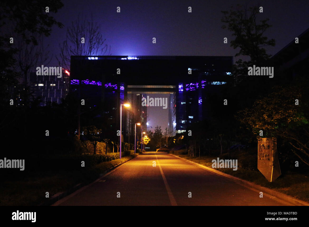 Chengdu Chengdu, in Cina. 29 Mar, 2018. Chengdu, Cina-29th Marzo 2018: l'Arco di Trionfo forma di costruzione può essere visto a Chengdu, Cina sud-occidentale della provincia di Sichuan. Credito: SIPA Asia/ZUMA filo/Alamy Live News Foto Stock