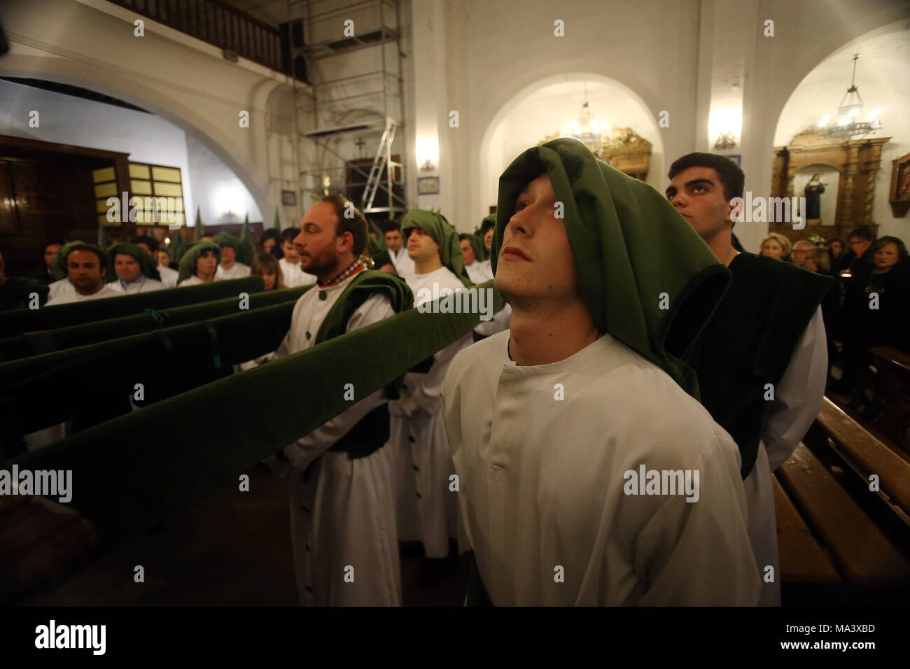 Talavera, Toledo, Spagna. 29 Mar, 2018. Membri della confraternita della ''La Dolorosa'' pregare prima della processione.La Settimana Santa è la più importante e famosa festa religiosa dalla Spagna. Ogni anno migliaia e migliaia di credenti cristiani celebrano la Settimana santa di Pasqua con la crocifissione e la risurrezione di Gesù Cristo. Credito: Manu Reino/SOPA Immagini/ZUMA filo/Alamy Live News Foto Stock