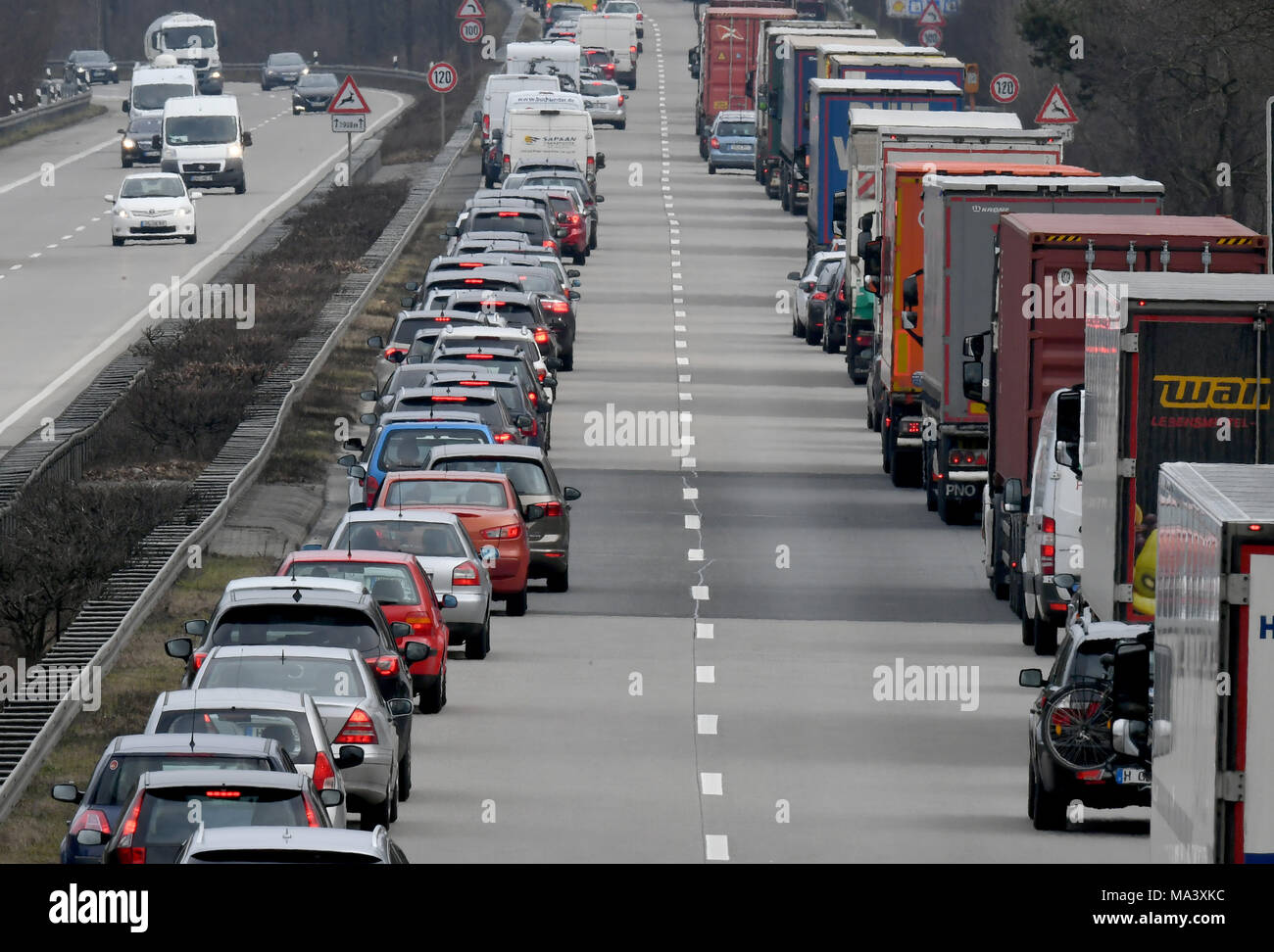 29 marzo 2018, Germania, Bissendorf: Automobili e camion a spianare la strada per una corsia di emergenza sulla autostrada A 352. Foto: Holger Hollemann/dpa Foto Stock