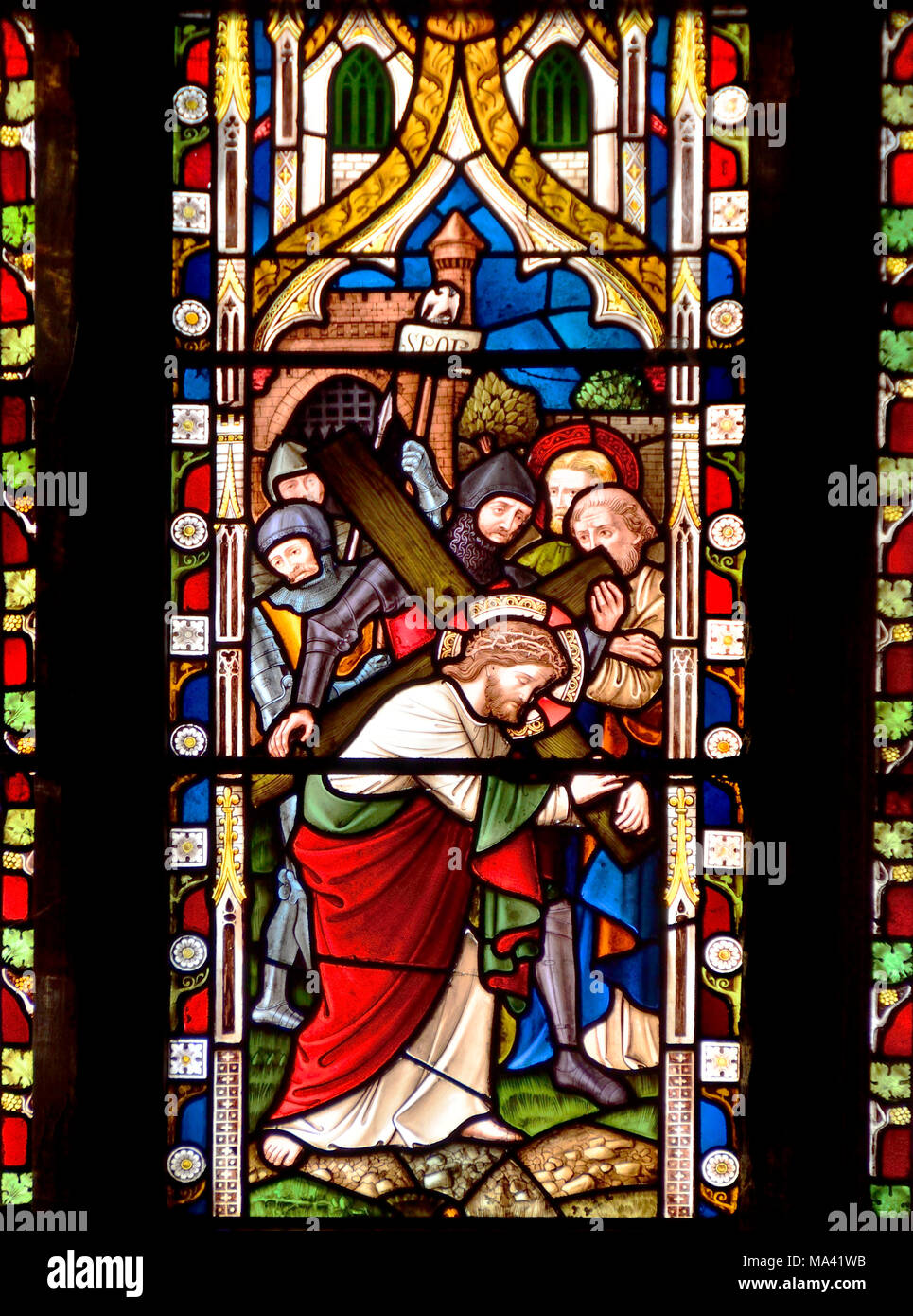Faversham Kent, Inghilterra. Santa Maria della Carità chiesa parrocchiale. Finestra di vetro colorato: Gesù porta la croce Foto Stock