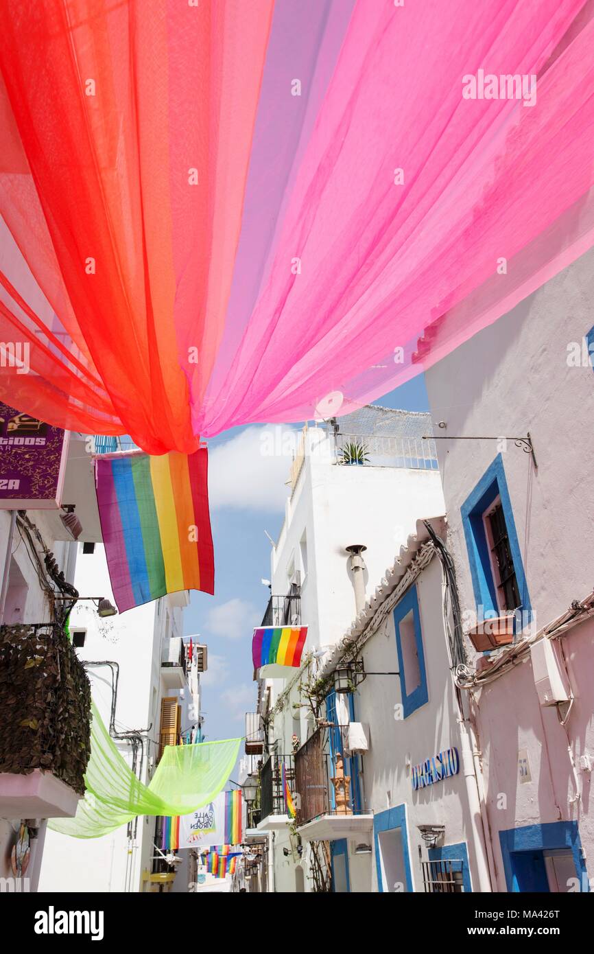 Case decorate con il Gay Pride Festival nel centro della città vecchia di Ibiza, Spagna Foto Stock