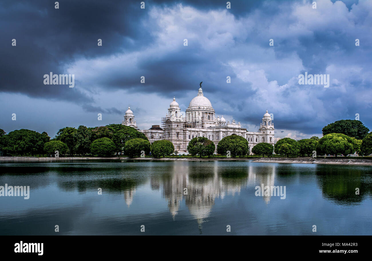 Monsoon raccolta di nuvole sopra il Victoria Memorial Hall di Kolkata Foto Stock