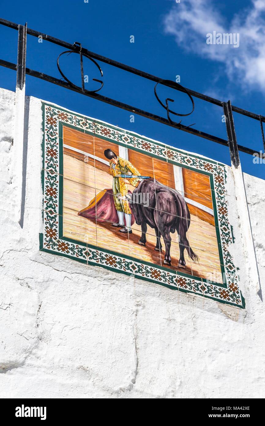 Un murale in piastrelle sulla parete della corrida a Mijas Pueblo, Andalusia, Spagna Foto Stock