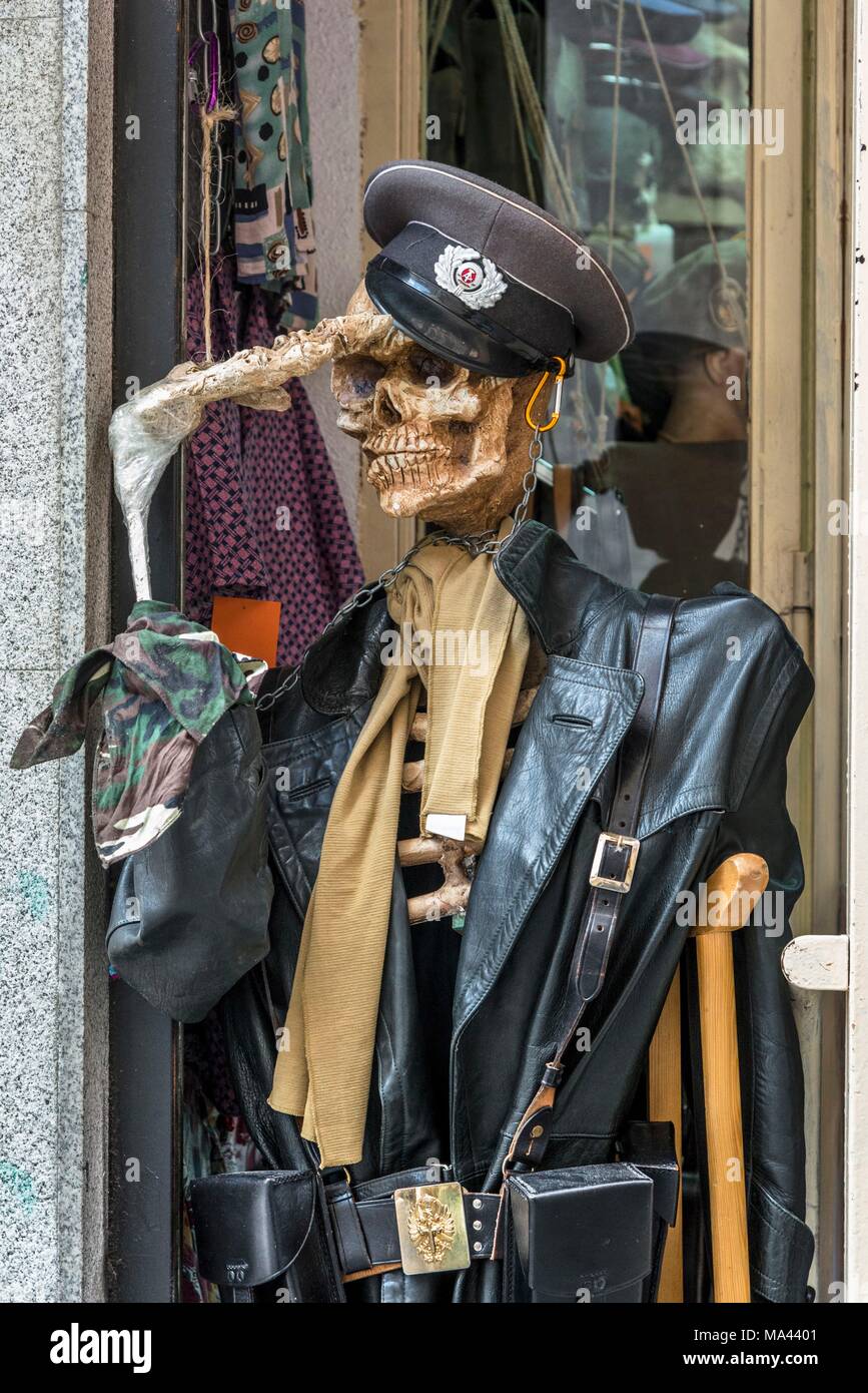 Un vestito a scheletro sul il mercato delle pulci di El Rastro a Madrid, Spagna Foto Stock